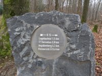 Die neuen Hinweissteine passen gut zum Siebengebirge.