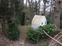 In einem weitläufigen Gartengelände hat sich hier jemand eine kleine Kapelle gebaut.