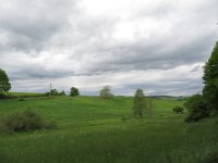 IMG 7245  Dunkle Wolken ziehen über den Eifelwiesen auf.