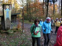Wir passieren eine Schutzhütte mit Bildstock