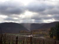 Auf der einen Seite dunkle Wolken, durch die sich gerade ein paar Sonnestrahlen kämpfen.