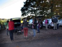 Wir fahren bis zu einem Wanderparkplatz oberhalb von Arloff.